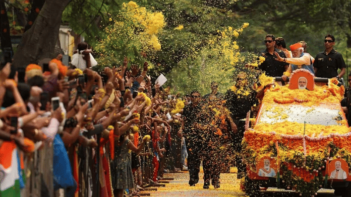 कर्नाटक चुनाव से पहले बेंगलुरु में प्रचार के दौरान प्रधानमंत्री नरेंद्र मोदी पर पुष्पवर्षा | ट्विटर/@narendramodi