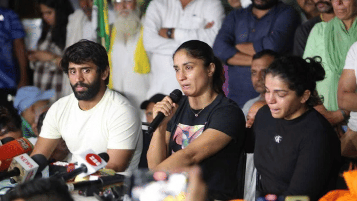 शनिवार को जंतर मंतर पर मीडिया को संबोधित करते पहलवान बजरंग पुनिया, विनेश फोगाट, साक्षी मलिक | प्रवीण जैन/दिप्रिंट