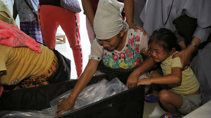 चूड़ाचांदपुर में जैकब जमखोथांग तौथांग के निधन पर शोक मनाता परिवार | सूरज सिंह बिष्ट/दिप्रिंट