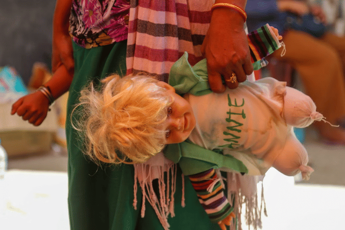 इंफाल के खुमान लैंपक स्पोर्ट्स कॉम्प्लेक्स में बनाए गए राहत शिविर में अपने बच्चे का हाथ पकड़ती एक गर्भवती महिला | फोटो: सूरज सिंह बिष्ट | दिप्रिंट