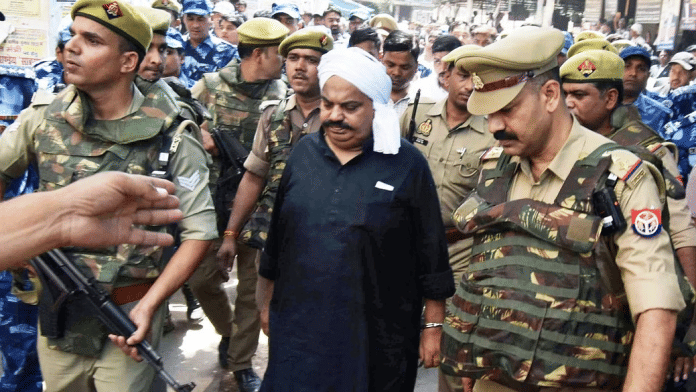 प्रयागराज में उमेश पाल हत्याकांड में गैंगस्टर से नेता बने अतीक अहमद को सीजेएम कोर्ट में पेश करते हुए फाइल फोटो | एएनआई