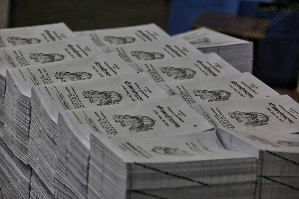 लीला चित्र मंदिर गीता प्रेस गोरखपुर में पेंटिंग का काम | फोटो: प्रवीण जैन/दिप्रिंट