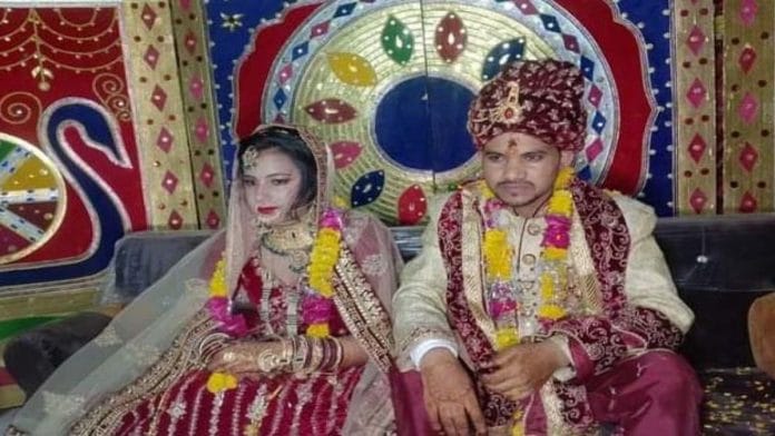 नवविवाहित जोड़े की एक तस्वीर | स्पेशल अरेंजमेंट