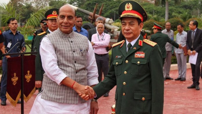भारत के रक्षा मंत्री राजनाथ सिंह और वियतनाम के रक्षा मंत्री जनरल फान वान गियांग | फोटो: सूरज सिंह बिष्ट/दिप्रिंट