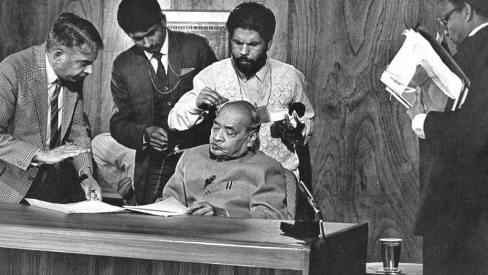 बीबीसी के साथ एक इंटरव्यू की तैयारी के दौरान राव | फोटो: प्रवीण जैन/दिप्रिंट