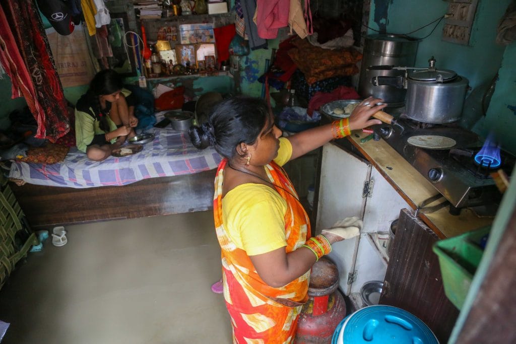 दिल्ली में यमुना नदी खतरे के निशान से ऊपर बह रही है, जिस कारण डूब क्षेत्र के आसपास के लोगों के घरों में पानी भर गया है | फोटो: सूरज सिंह बिष्ट/दिप्रिंट