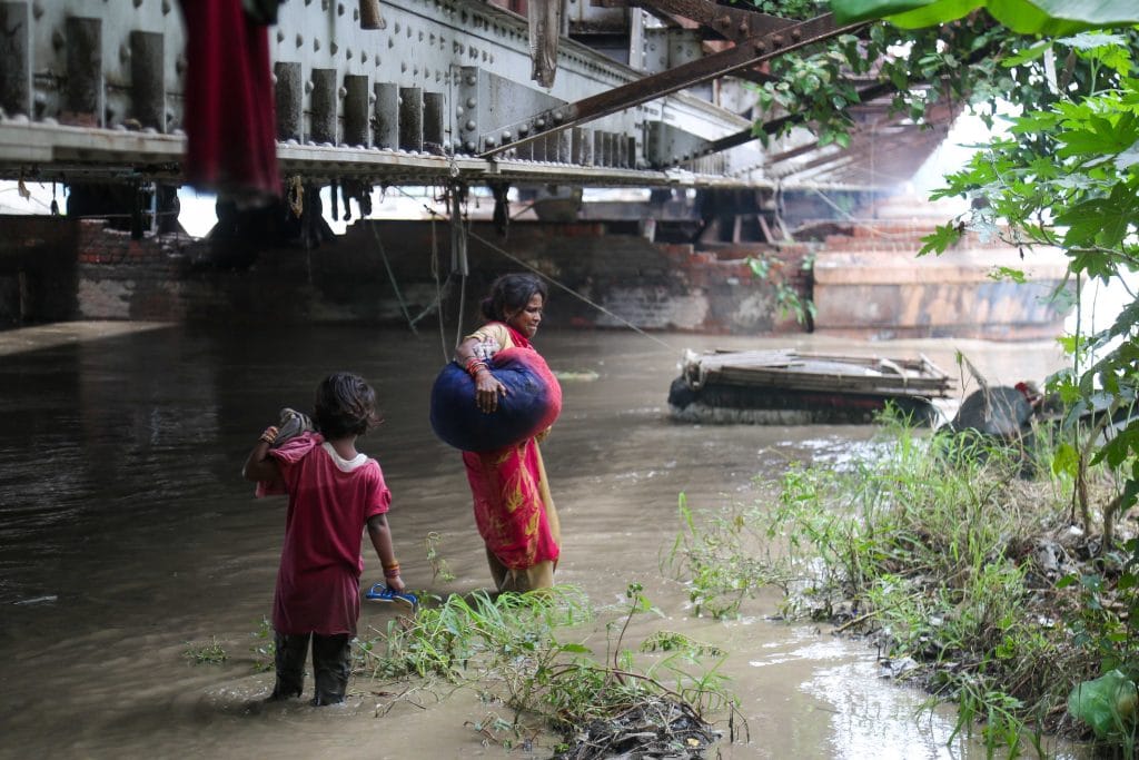 यमुना नदी खतरे के निशान से ऊपर बह रही है जिस कारण डूब क्षेत्र के आसपास के लोगों को विस्थापित होना पड़ रहा है | फोटो: सूरज सिंह बिष्ट/दिप्रिंट