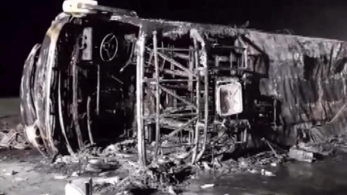 हादसे के बाद जली बस | फोटो: ANI