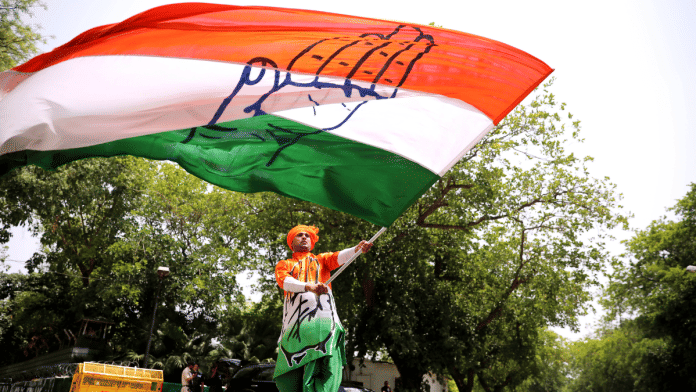 कांग्रेस के झंडे के साथ एक समर्थक | प्रतीकात्मक तस्वीर | फाइल फोटो: ANI