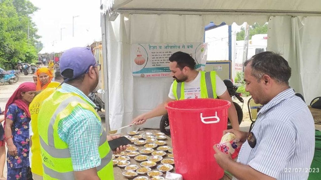 कैंप में खाना वितरण करते हुए कर्मचारी | फोटो: स्पेशल अरेंजमेंट