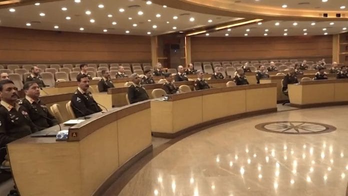 पाकिस्तानी सेना के अधिकारियों की फाइल फोटो | @DGISPR/ट्विटर