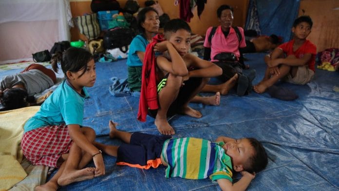 चूड़ाचांदपुर में एक राहत शिविर में सुगनू जिले के ग्रामीणों की फाइल फोटो | सूरज सिंह बिष्ट/दिप्रिंट