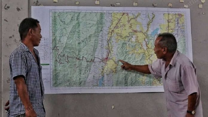 वीडीसी ने अपने स्वयंसेवकों को मानचित्र पर चिह्नित विभिन्न “हॉटस्पॉट” पर तैनात किया है | फोटो: प्रवीण जैन/दिप्रिंट