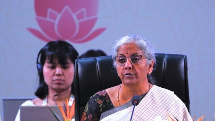 जी20 के वित्त मंत्रियों और केंद्रीय बैंक गवर्नरों (एफएमसीबीजी) की दो दिन की बैठक में अपने संबोधन के दौरान केंद्रीय वित्त मंत्री निर्मला सीतारमण | फोटो: ट्विटर/@FinMinIndia