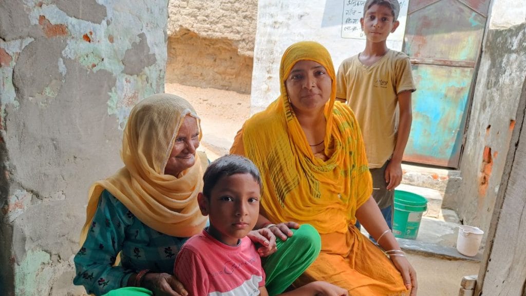 नूरजहां की पड़ोसी फरज़ाना जो उनकी देखभाल भी करती हैं | फोटो: कृष्ण मुरारी/दिप्रिंट