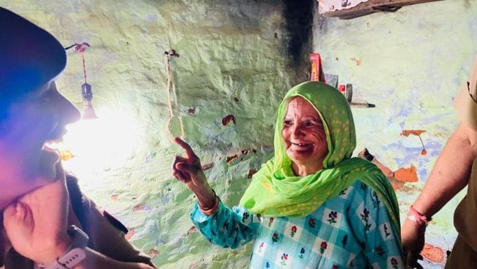 अपने घर में बिजली कनेक्शन लग जाने के बाद मुस्कुराती हुईं नूरजहां | ट्विटर/@ipsanukriti14