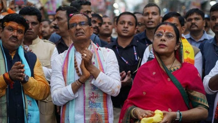 मध्य प्रदेश के मुख्यमंत्री शिवराज सिंह चौहान ने किए महाकाल के दर्शन