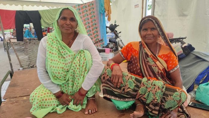 बाढ़ प्रभावित कैंप में शारदा देवी और गौरा देवी | फोटो: फाल्गुनी शर्मा/दिप्रिंट