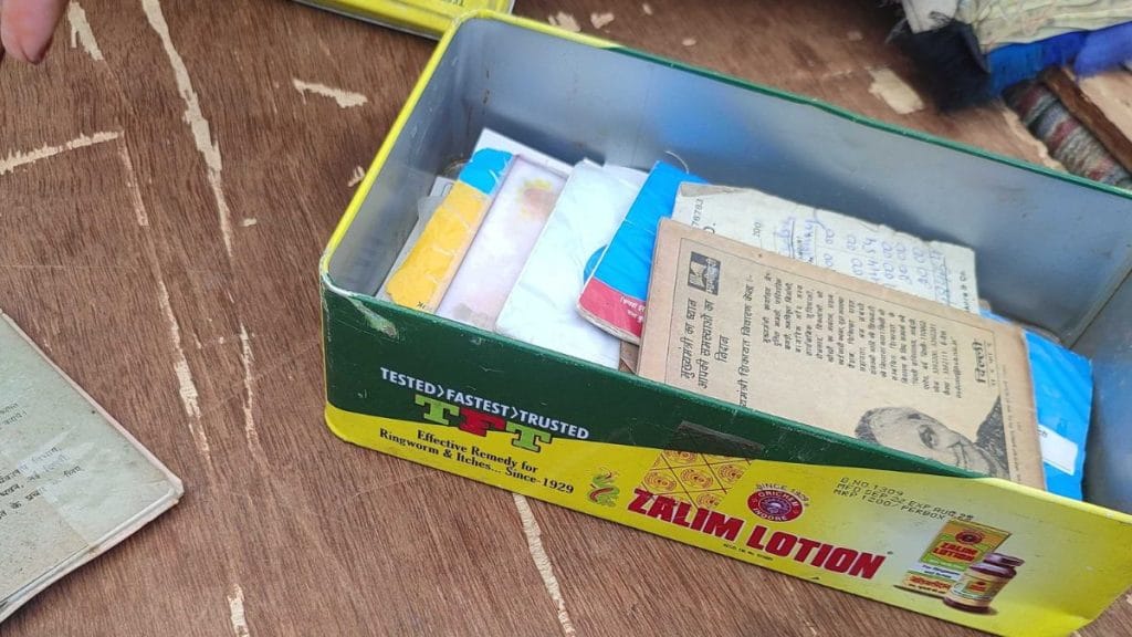 लीलावती (44) अपने बैंक के दस्तावेज़ों को इस डिब्बे में रखती हैं | फोटो: फाल्गुनी शर्मा/दिप्रिंट