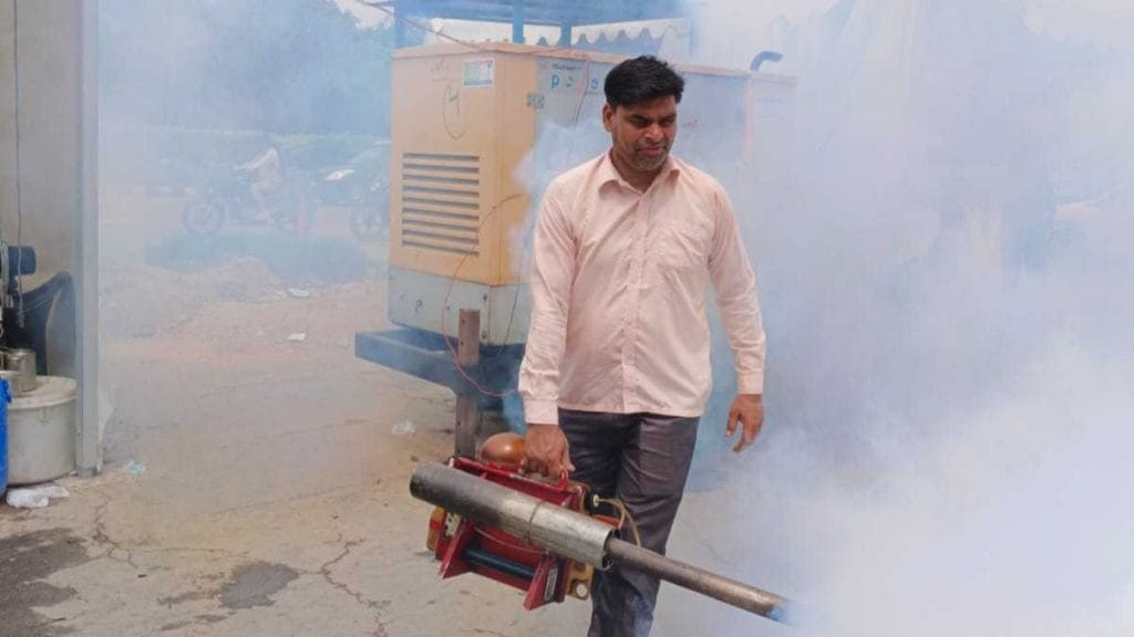 मच्छरों से बचाव के लिए कैंप में फॉगिंग करता हुआ कर्मचारी | फोटो: स्पेशल अरेंजमेंट