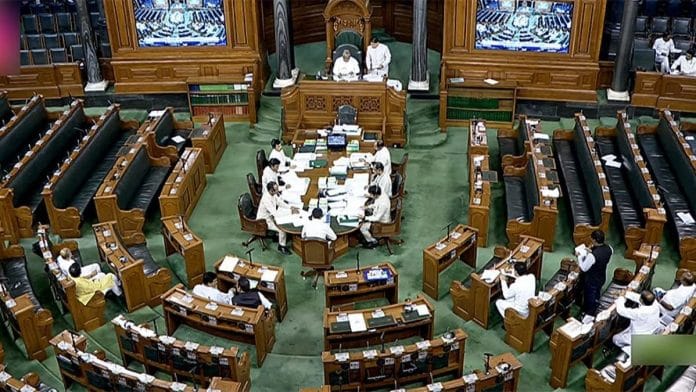 नई दिल्ली, शुक्रवार को संसद भवन के चल रहे मानसून सत्र के दौरान लोकसभा | एएनआई फोटो/संसद टीवी