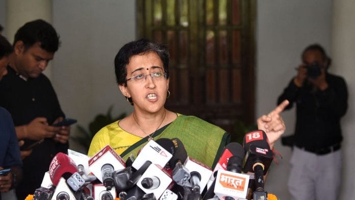 दिल्ली की सेवा मंत्री आतिशी बुधवार को दिल्ली विधानसभा के बाहर पत्रकारों से बात करती हुईं | एएनआई