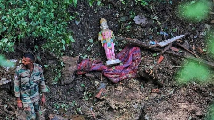 शिमला में उस क्षेत्र में मंदिर के भगवान की मूर्ति जहां बचाव अभियान जारी है | फोटो: प्रवीण जैन/दिप्रिंट