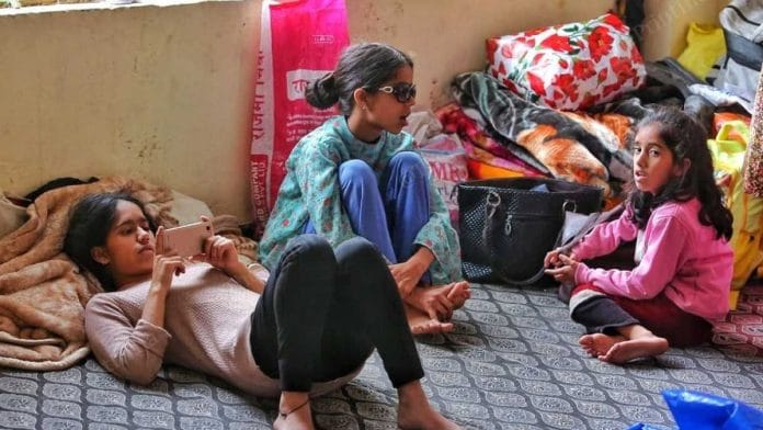 शिमला के सामुदायिक केंद्र में कृष्णा नगर इलाके से बचाए गए निवासी | प्रवीण जैन/दिप्रिंट