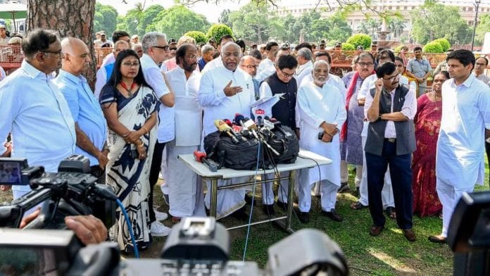 एक संवाददाता सम्मेलन के लिए एकत्रित INDIA गठबंधन के नेता | रॉयटर्स