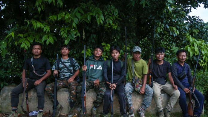 ग्राम रक्षक कांगपोकपी जिले के मैतेई गांवों से आने वाले सभी वाहनों की निगरानी और जांच कर रहे हैं | प्रतिकात्मक तस्वीर: सूरज सिंह बिष्ट/दिप्रिंट