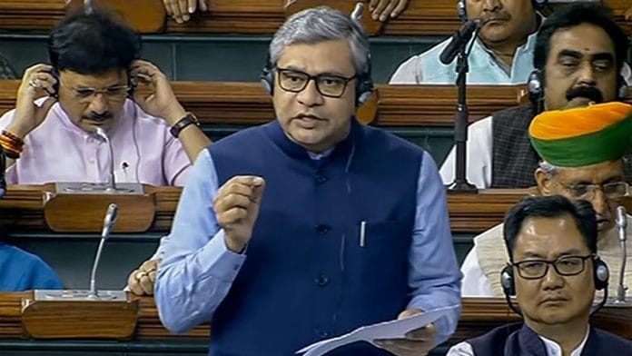 रेल मंत्री अश्विनी वैष्णव लोकसभा में बोलते हुए | एएनआई