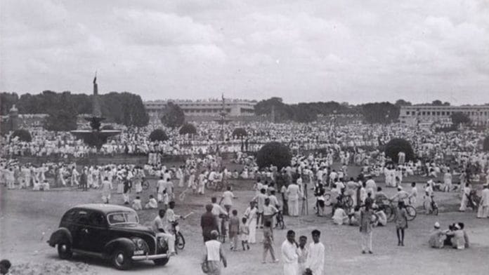 15 अगस्त 1947 को नॉर्थ और साउथ ब्लॉक में उमड़ी लोगों की भीड़ | विकिमीडिया कॉमन्स