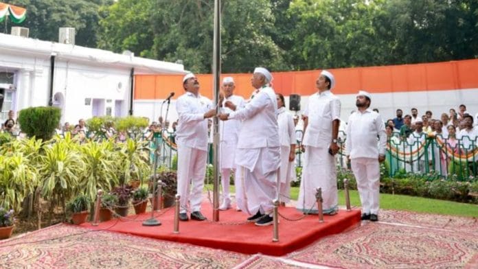 कांग्रेस पार्टी के दफ्तर में तिरंगा फहराते हुए कांग्रेस के राष्ट्रीय अध्यक्ष मल्लिकार्जुन खरगे | फोटो: एक्स/@INCIndia