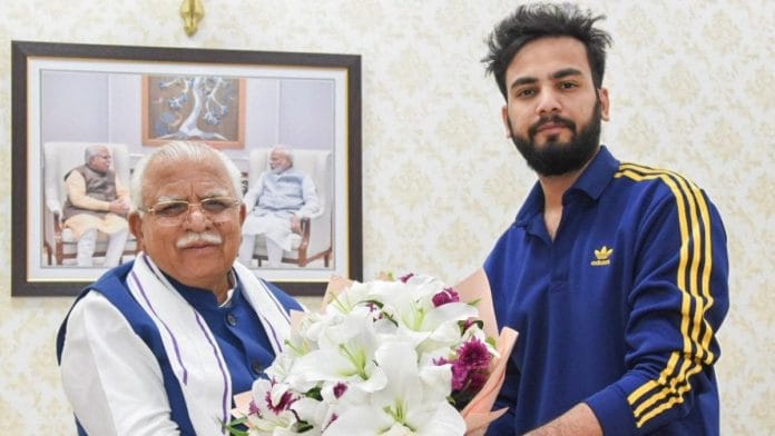 बिग बॉस ओटीटी के विजेता हरियाणा के मुख्यमंत्री मनोहर लाल खट्टर से मुलाकात करते हुए | एक्स/@mlkhattar