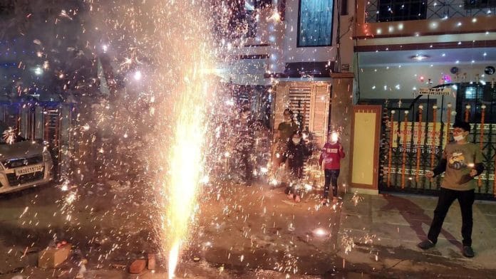 दीवाली पर पटाखे फोड़ते लोगों की फाइल फोटो | एएनआई