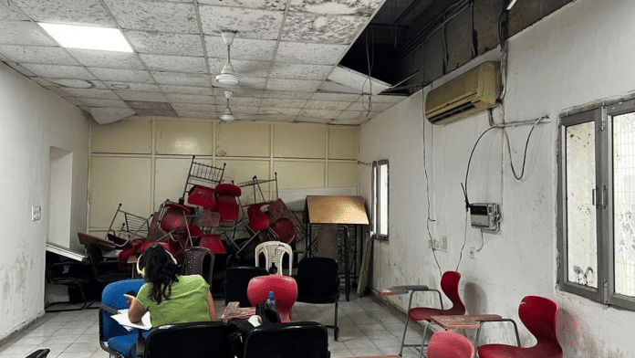 ढह गई छत की मरम्मत अभी बाकी है | सोनिया अग्रवाल/दिप्रिंट