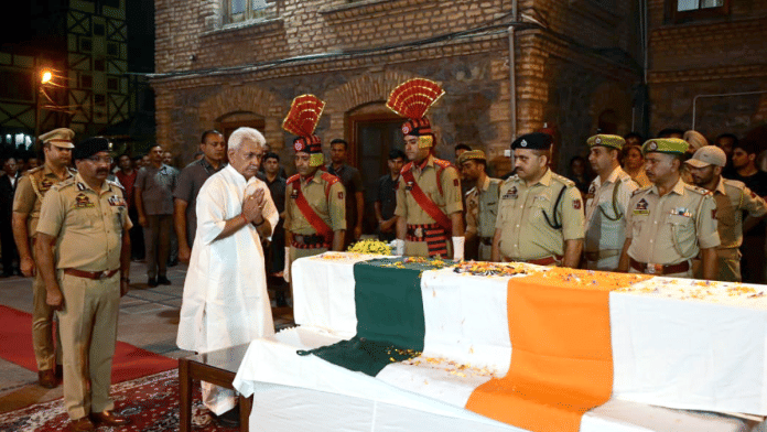 जम्मू-कश्मीर के एलजी मनोज सिन्हा ने बुधवार को श्रीनगर में अनंतनाग मुठभेड़ में अपनी जान गंवाने वाले जम्मू-कश्मीर के डीएसपी हुमायूं मुजम्मिल भट के पार्थिव शरीर को अंतिम श्रद्धांजलि अर्पित की | एएनआई