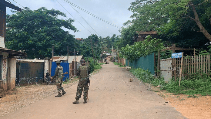 टेंग्नौपाल जिले के मोरेह शहर में एक सुरक्षा बैरिकेड | फोटो: करिश्मा हसनत/दिप्रिंट