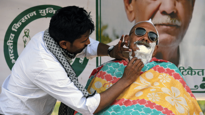 दिल्ली में शेविंग करता एक नाई | प्रतीकात्मक तस्वीर/एएनआई