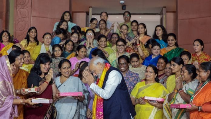 प्रधानमंत्री नरेंद्र मोदी ने संसद के दोनों सदनों में महिला आरक्षण विधेयक के पारित होने का जश्न मनाते हुए महिला सांसदों को शुभकामनाएं दीं | एएनआई