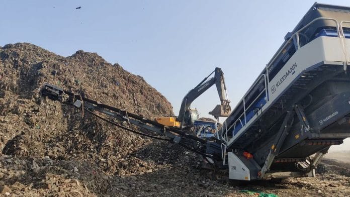 ओखला लैंडफिल में उपयोग की जाने वाली क्लेमैन मशीनें छलनी की तरह पुराने कचरे को अलग करती हैं | फोटो: सोनल मथारू/दिप्रिंट