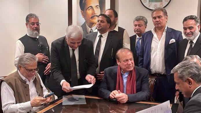 शनिवार को पाकिस्तान लौटने के बाद इस्लामाबाद हवाई अड्डे पर पीएमएल-एन सुप्रीमो नवाज़ शरीफ़ | फोटो: एक्स/@MIshaqDar50