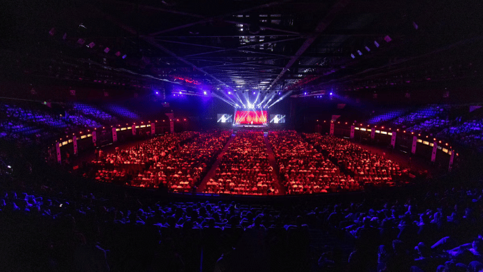 मुंबई में एनएससीआई डोम में ट्रेवर नोआ का शो | फोटो: एक्स:@Trevornoah