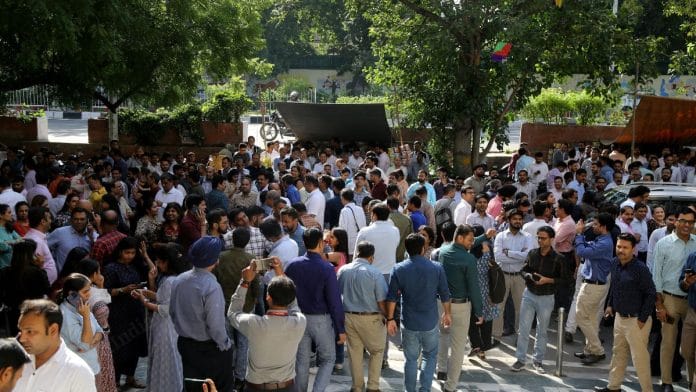 भूकंप के कारण आनन-फानन में बिल्डिंग से बाहर आते लोग | फोटो: सूरज सिंह बिष्ट/दिप्रिंट