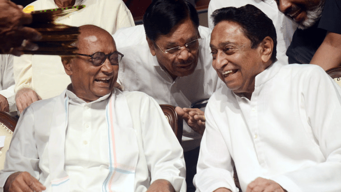 भोपाल में पार्टी के घोषणापत्र के विमोचन के दौरान पीसीसी प्रमुख कमल नाथ के साथ कांग्रेस के राज्यसभा सांसद दिग्विजय सिंह/ एएनआई