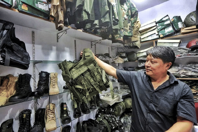 इंफाल में एक दुकान पर सभी रंगों के लड़ाकू गियर/ प्रवीण जैन/दिप्रिंट