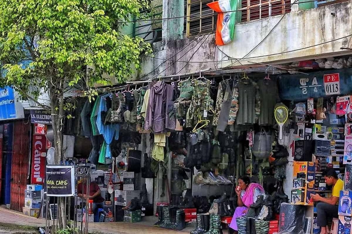 सैन्य 'सहायक उपकरण' इंफाल की दुकानों में रोजमर्रा की जरूरी वस्तू और कपड़े/ प्रवीण जैन/दिप्रिंट
