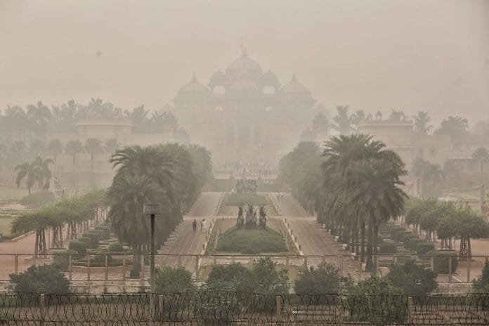 प्रदूषण की परत में छिपा दिल्ली का अक्षरधाम मंदिर | फोटो: सूरज सिंह बिष्ट/दिप्रिंट