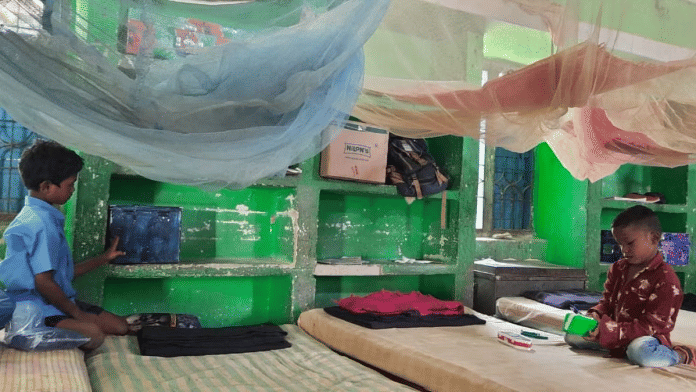 दंतेवाड़ा के छिंदर में बालक आश्रम स्कूल के छात्र | फोटो: सौरव रॉय बर्मन/दिप्रिंट