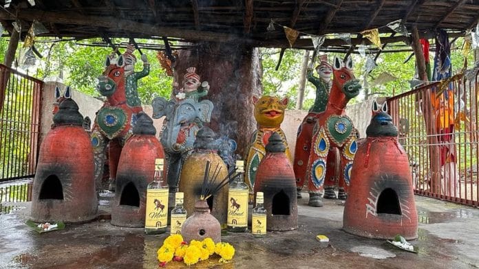 डोंगरीमाता पहाड़ी पर पिथोरादेव मंदिर | फोटो: इरम सिद्दीकी/दिप्रिंट
